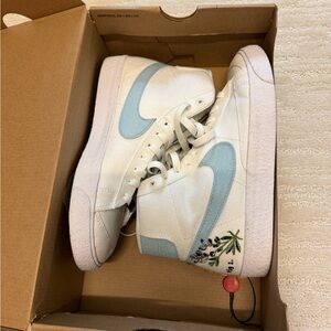 Women’s Nike blazer mid 77 SE. with floral design